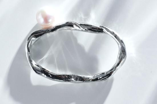 <img class='new_mark_img1' src='https://img.shop-pro.jp/img/new/icons6.gif' style='border:none;display:inline;margin:0px;padding:0px;width:auto;' /> Amorphus double finger Ring with pearl