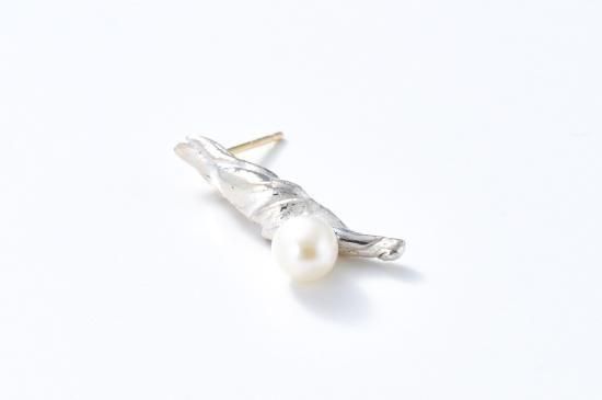 <img class='new_mark_img1' src='https://img.shop-pro.jp/img/new/icons6.gif' style='border:none;display:inline;margin:0px;padding:0px;width:auto;' /> Amorphus pierced earring / NO'2
