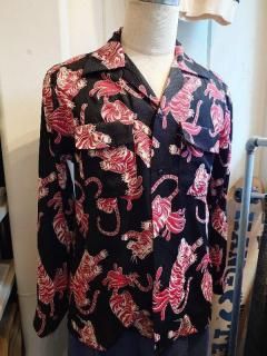 <img class='new_mark_img1' src='https://img.shop-pro.jp/img/new/icons25.gif' style='border:none;display:inline;margin:0px;padding:0px;width:auto;' />The GROOVIN HIGH TIGER shirt