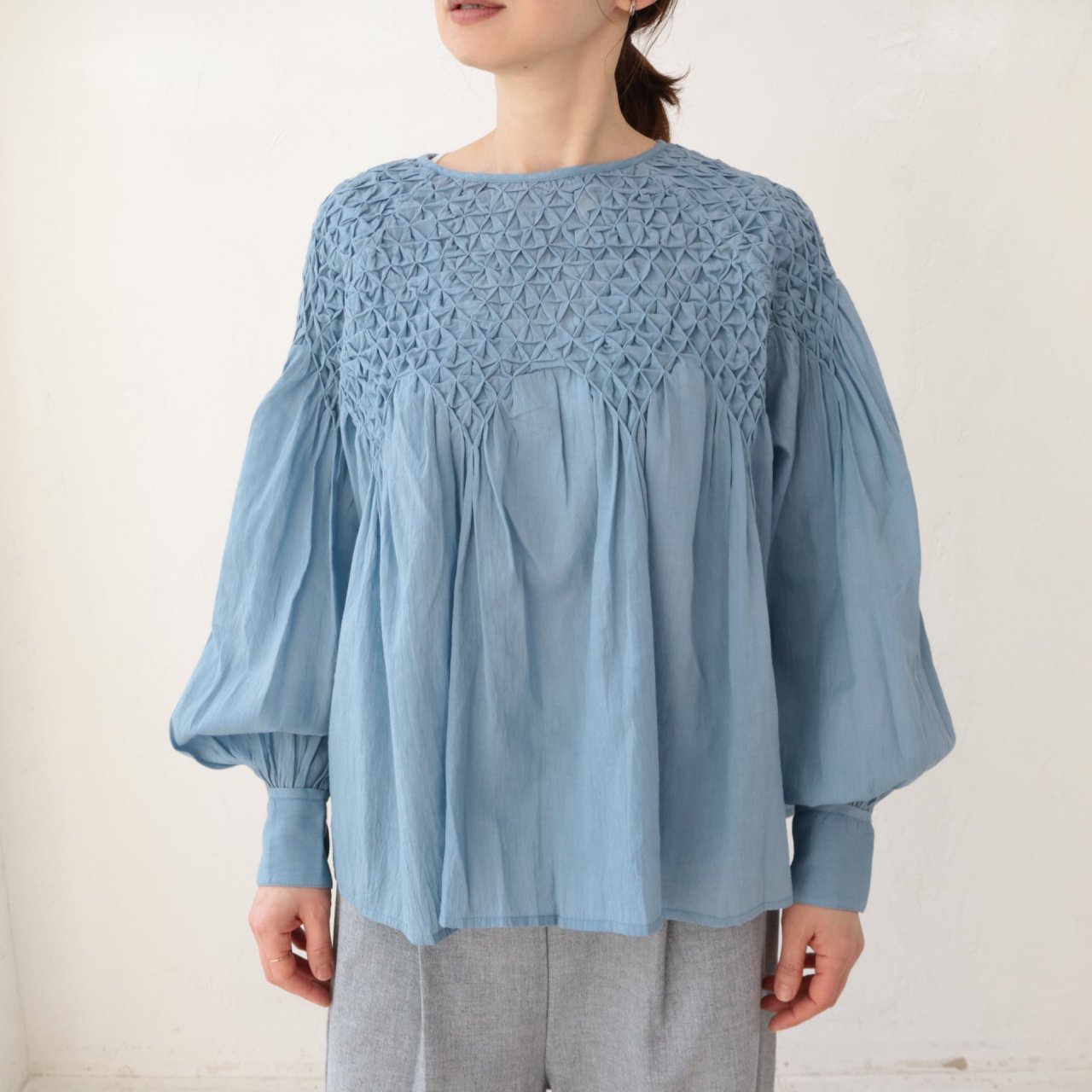 doux bleu ハンドスモッキング刺繍ブラウス DB-2443-001 - YARRA/doux bleu online shop