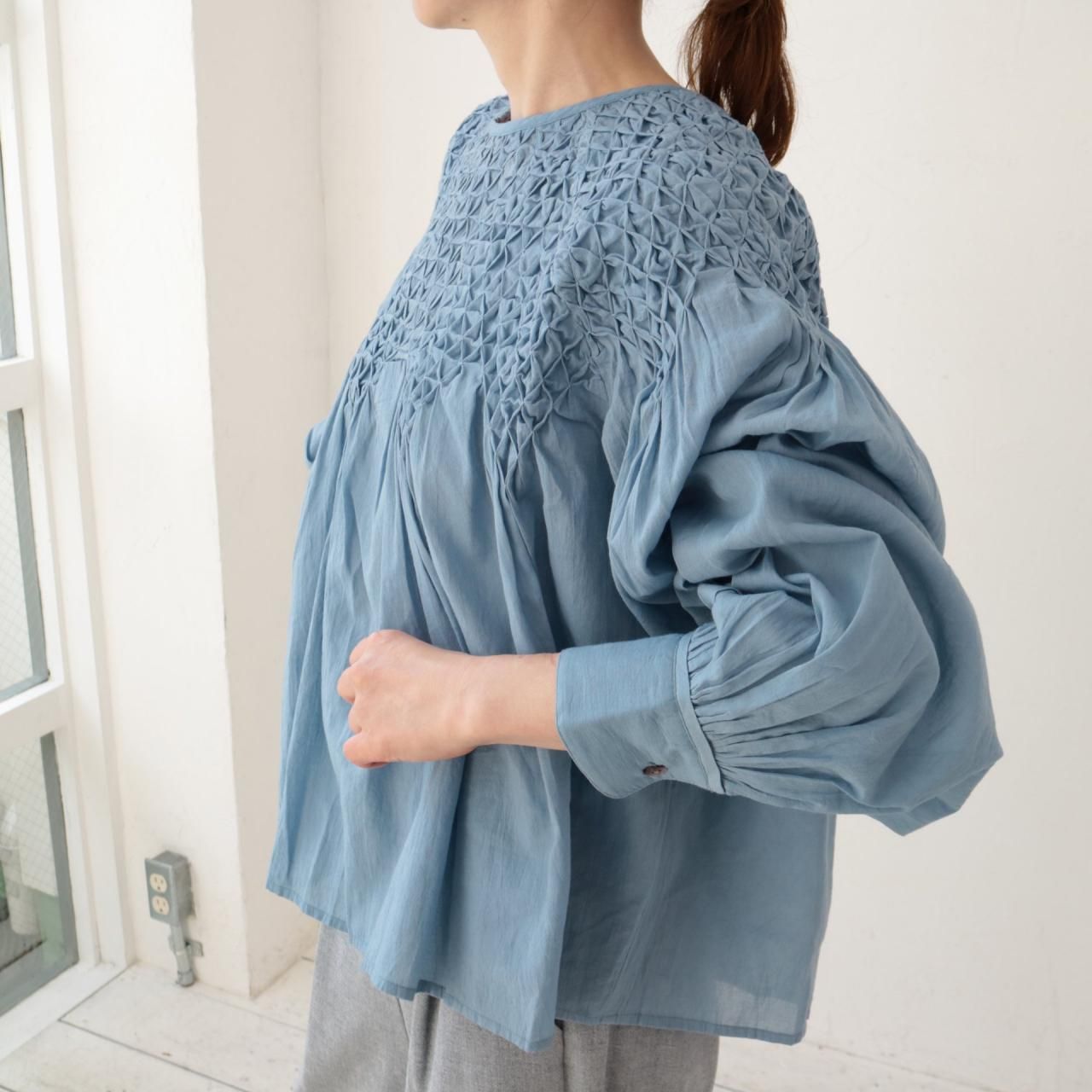 doux bleu　ハンドスモッキング刺繍ブラウス doux bleu／ハンドスモッキング刺繍ブラウス | mon favori｜モン