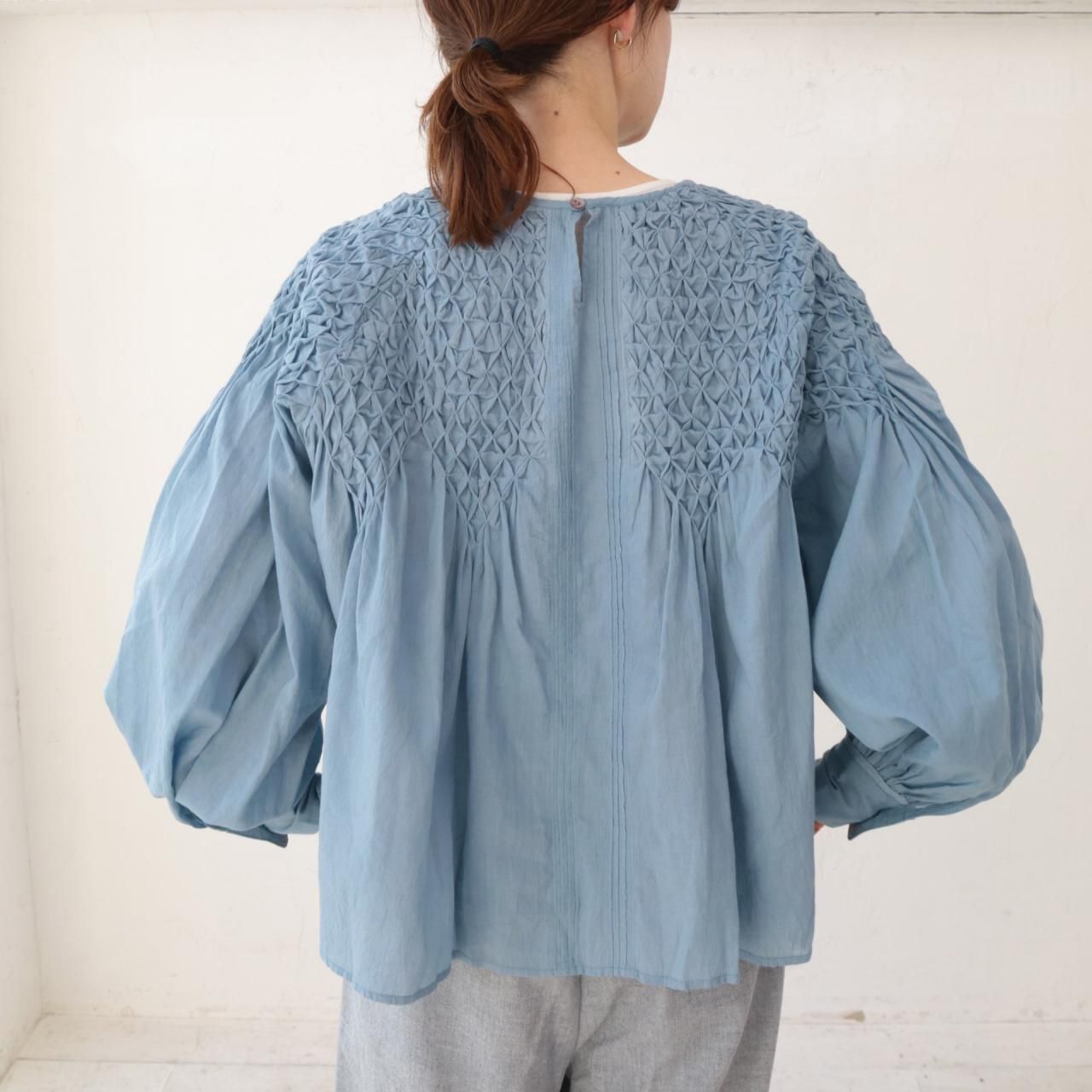 doux bleu｜ハンドスモッキング刺繍ブラウス doux bleu ハンドスモッキング刺繍ブラウス DB-2443-001 - YARRA