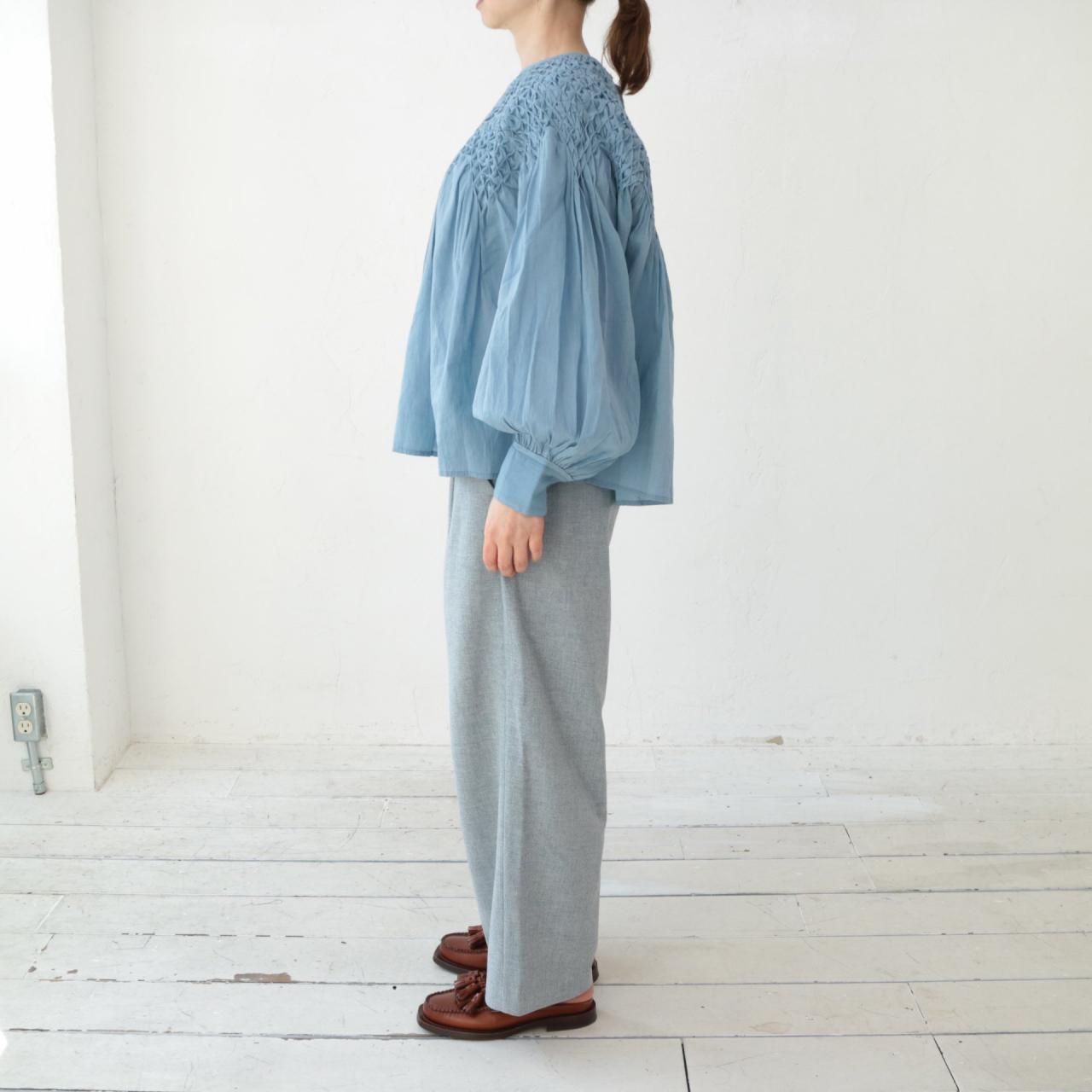 doux bleu｜ハンドスモッキング刺繍ブラウス doux bleu／ハンドスモッキング刺繍ブラウス | mon favori｜モン