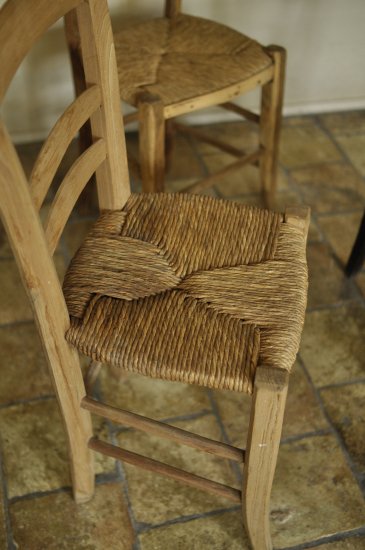 藁編みの田舎の椅子 - OVUNQUE