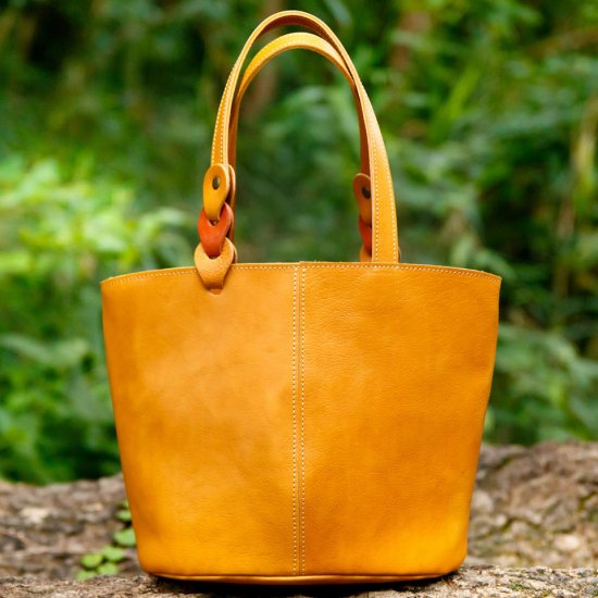 オレンジカラー、革製、バッグ