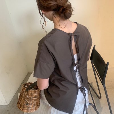 <img class='new_mark_img1' src='https://img.shop-pro.jp/img/new/icons16.gif' style='border:none;display:inline;margin:0px;padding:0px;width:auto;' />Back ribbon blouse / Charcoal