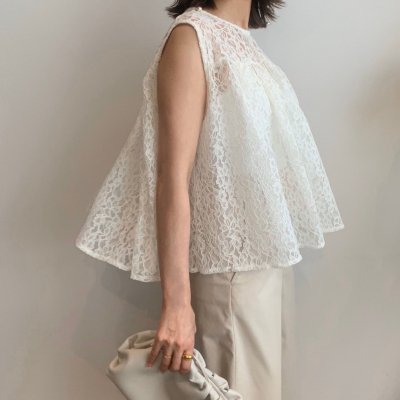 <img class='new_mark_img1' src='https://img.shop-pro.jp/img/new/icons16.gif' style='border:none;display:inline;margin:0px;padding:0px;width:auto;' />Lace flare sleeveless blouse / Off White