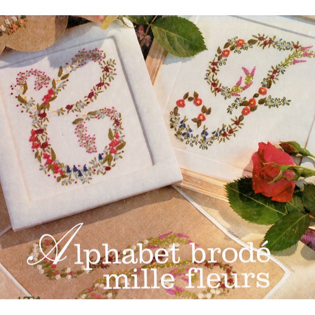 Alphabet brodé mille fleurs-