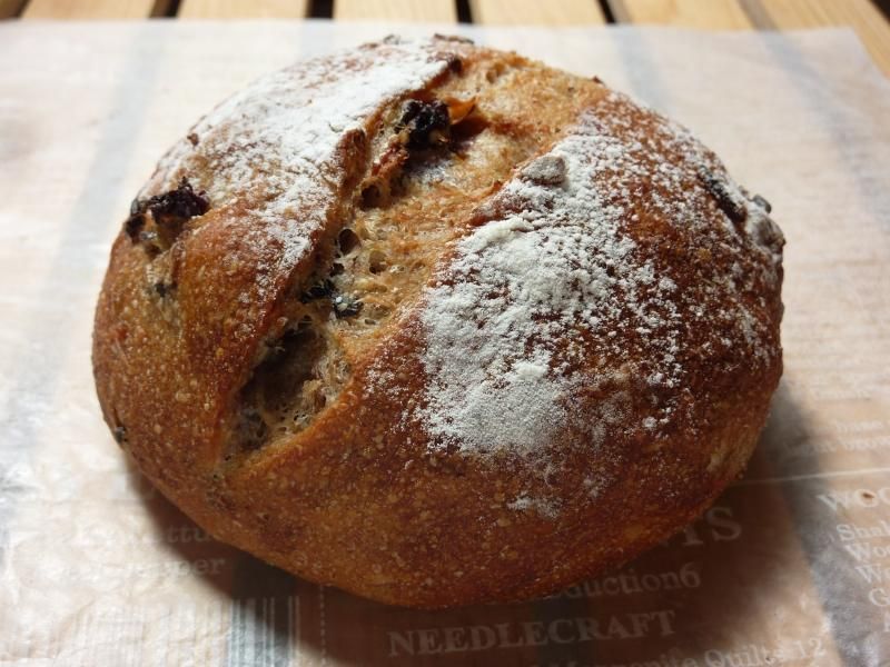 レーズン ワイルドライスのライ麦パン 2個 焼きたてパン 冷凍 ブーランジェリー クロノ 自家製自然酵母種を使ったもっちりパンの通販 レーズン ワイルドライスのライ麦パン 2個 焼きたてパン 冷凍 ブーランジェリー クロノ 自家製自然酵母種を使ったもっちりパンの通販
