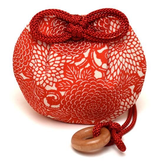 フルーツバスケットお守り　赤い巾着セット コウペンちゃん 収穫祭！ 巾着お守り（花丸だるま） – コウペンちゃん
