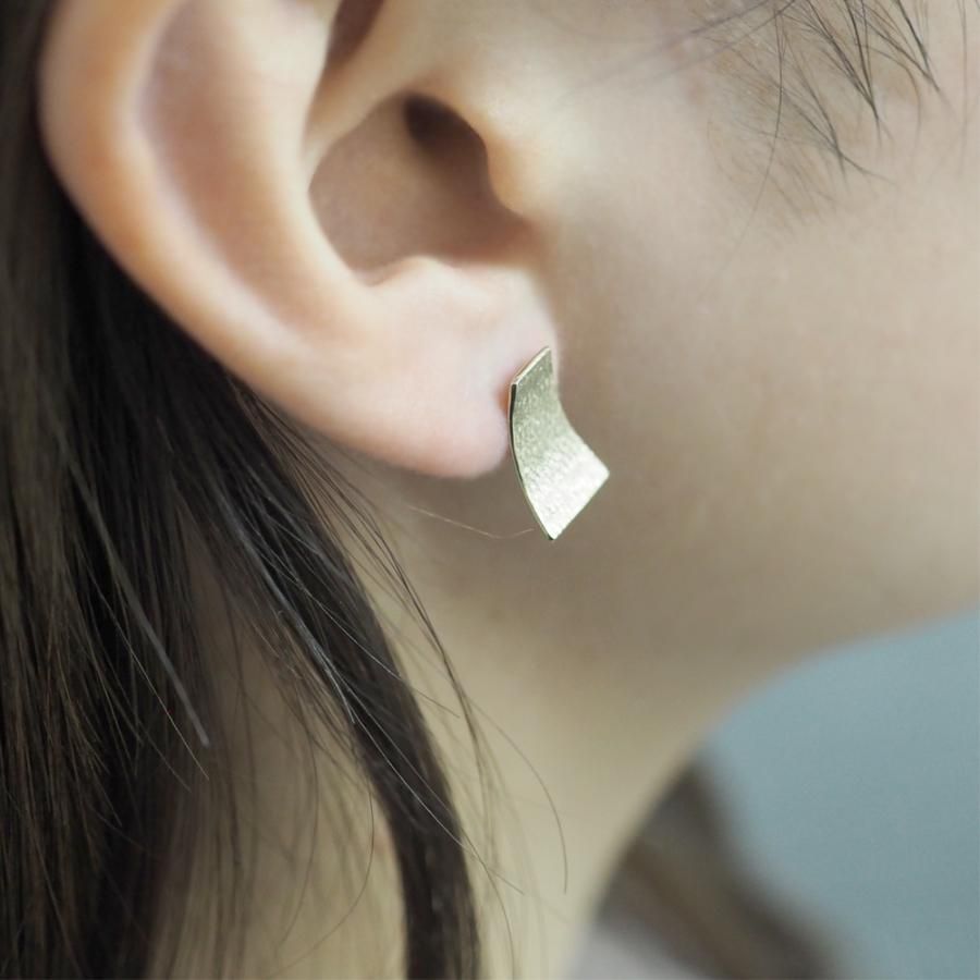 K10 trapezoid 台形プレートピアス | シンプルながらも個性的な K10 trapezoid 台形プレートピアス | シンプルながらも個性的な