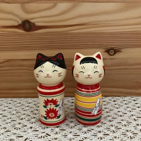 【大幅お値下げ】【新品】薬師窯　彩絵しあわせ猫こけし　重ね菊　大・小セット 大幅お値下げ】【新品】薬師窯 彩絵しあわせ猫こけし 重ね菊 大