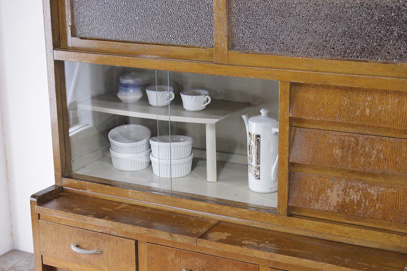レトロ 食器棚 収納 違い棚 ヴィンテージ すりガラス 飾り棚 カップ 