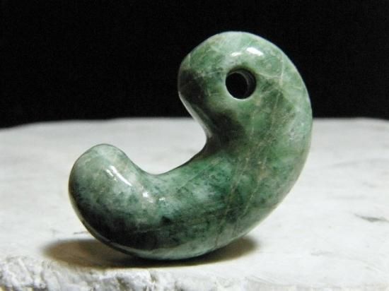 美品　ミャンマー翡翠大勾玉 カチン州産『博物館級 ミャンマー翡翠大勾玉』台座・木札付