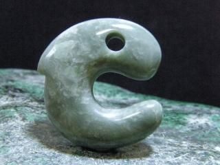 飛龍護宝珠翡翠勾玉