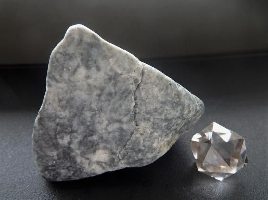 翡翠鉱と呼ばれる種類の原石です。 日本翡翠原石・331（圧砕）220mm/5.4kg \80,000 - ザ・ストーンズバザール