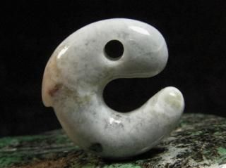 飛龍護宝珠翡翠勾玉