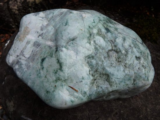 日本翡翠原石・321（緑あり） 220mm/5.36kg \80,000 - ザ・ストーンズバザール