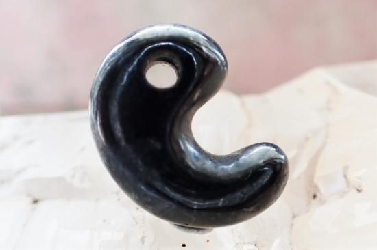 天鉄小型勾玉 22mm ,500 - ザ・ストーンズバザール