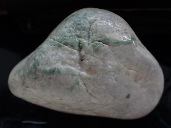 日本翡翠原石・128（薄青）105mm/649g \9.500 - ザ・ストーンズバザール