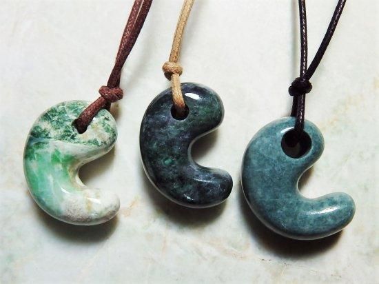 日本翡翠吉祥勾玉・12（灰斑） 30mm ,000 - ザ・ストーンズバザール