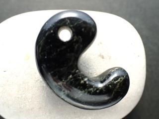 勾玉 蛇紋石