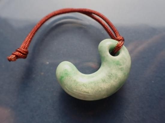 勾玉　翡翠 Amazon | theory xyz 糸魚川翡翠 勾玉 置物 91mm 純国産 翡翠