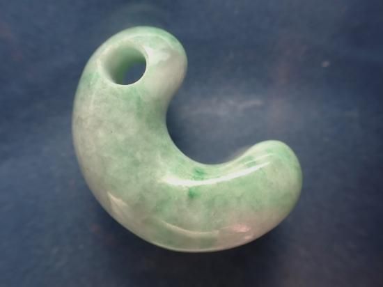 超特大 獣型 薙鎌 翡翠勾玉　　☆28,000円☆ 勾玉の形（かたち）～獣形（じゅうけい）勾玉について～ | 石卸