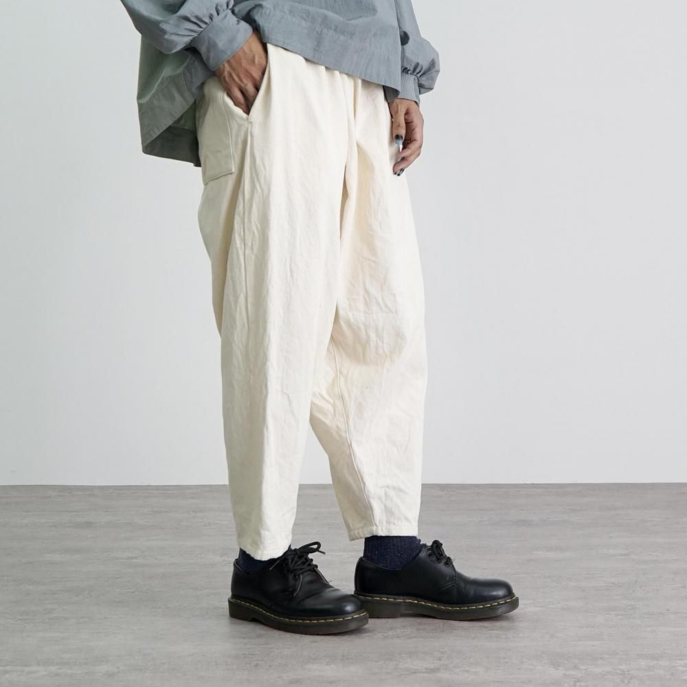 ペグトップタックパンツ | ヘリンボーン | 生成り - UZUiRO