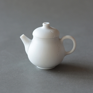 小林千恵作　白磁虫食い茶壺