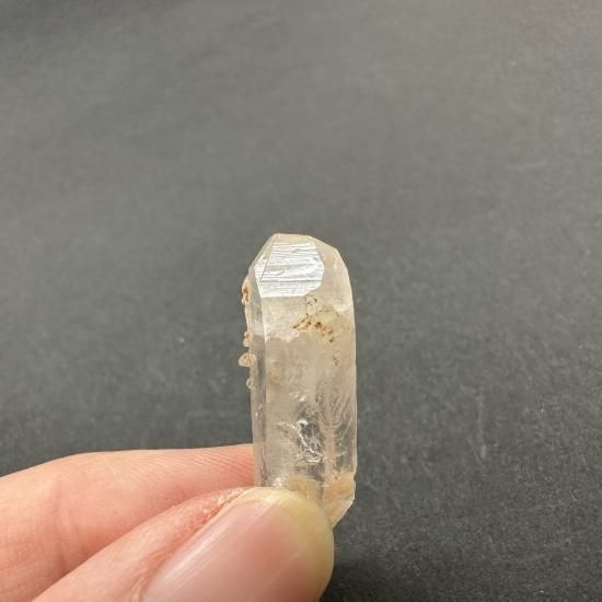 高品質　水晶　クリアクォーツ　ゴールデンヒーラー　共生　月　ムーン　スタンド付き ゴールデンヒーラークォーツ 48mm丸玉