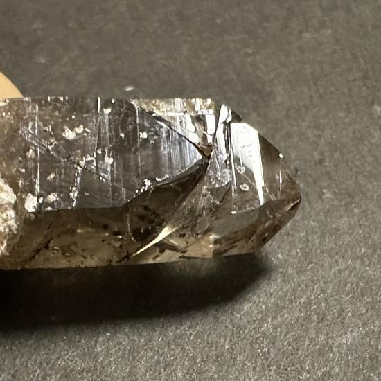 ノルウェー産 アナテース付きスモーキークォーツ 宮崎県延岡産スモーキークォーツ【激レア！】 飛び出すレコード