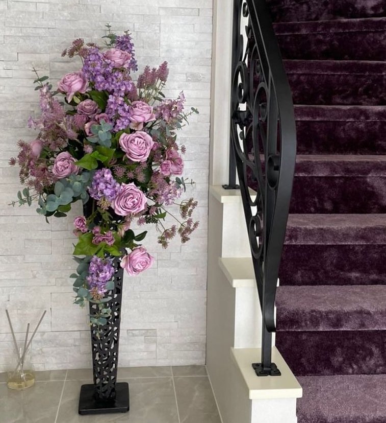 新築ご自宅用　階段下の紫の大きなスタンド高級造花のインテリアフラワーのオーダー事例