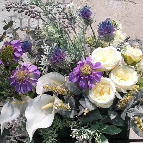 白のバラとカラー、ブルーのスカビオサ 大きな高級造花のアレンジメント
