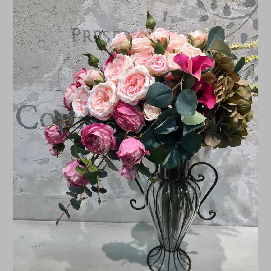 豪華なピンクのバラの大きいフラワーアレンジメント - カントリーマム