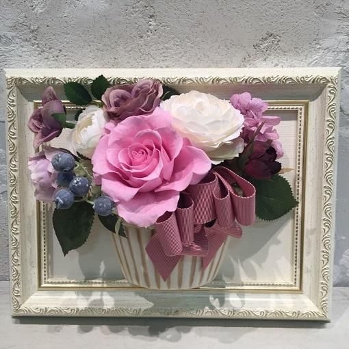 花絵 ピンクと白いバラの壁掛けアレンジ カントリーマム オンラインショップ 相澤紀子 プリザーブドフラワー アーティフィシャルフラワーの通販