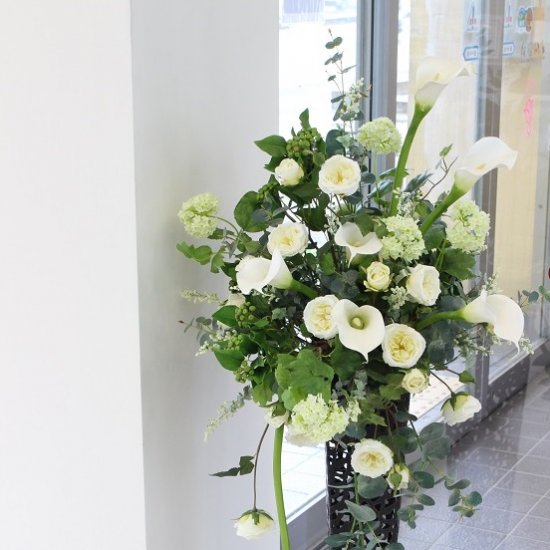 白いカラーとバラが華やかな大きなスタンド型ディスプレイ装花 高級造花 カントリーマム オンラインショップ 相澤紀子 プリザーブドフラワー アーティフィシャルフラワーの通販