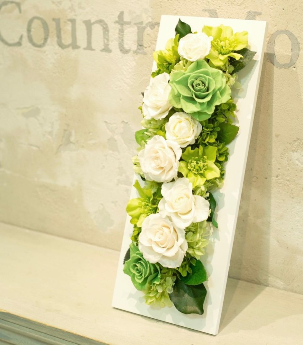 白とグリーンのコントラストが美しいバラの壁掛けプリザーブドフラワーアレンジメント カントリーマム オンラインショップ 相澤紀子 プリザーブドフラワー アーティフィシャルフラワーの通販