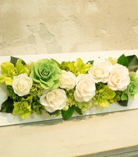 白とグリーンのコントラストが美しいバラの壁掛けプリザーブドフラワーアレンジメント