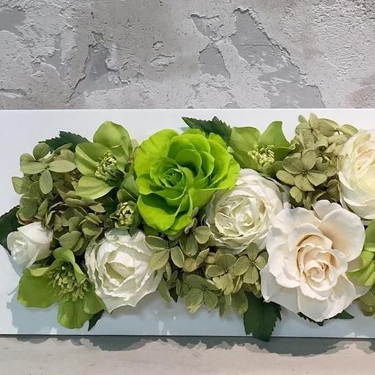 白とグリーンが美しいバラの壁掛けプリザーブドフラワー