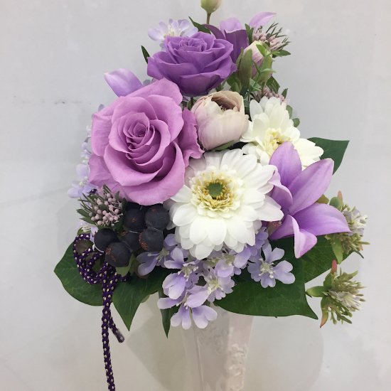 ＜お供え花に＞紫のバラ＆白のガーベラとクレマチスのプリザーブドフラワーアレンジメント
