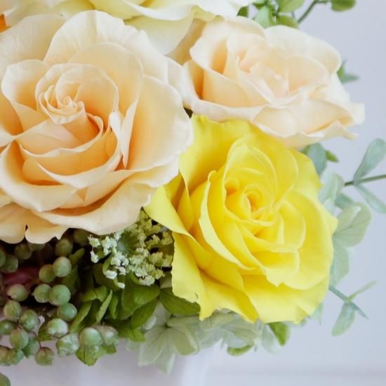 黄色とオレンジのバラのプリザーブドフラワーアレンジ 「シャーロット