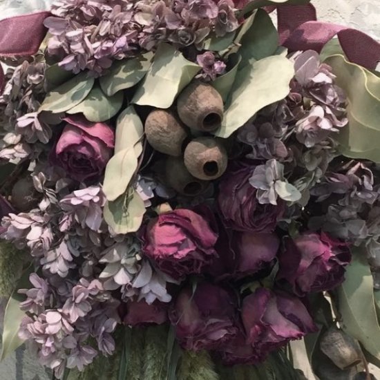 シックな色合いの紫のバラとアジサイのドライフラワーアレンジメント