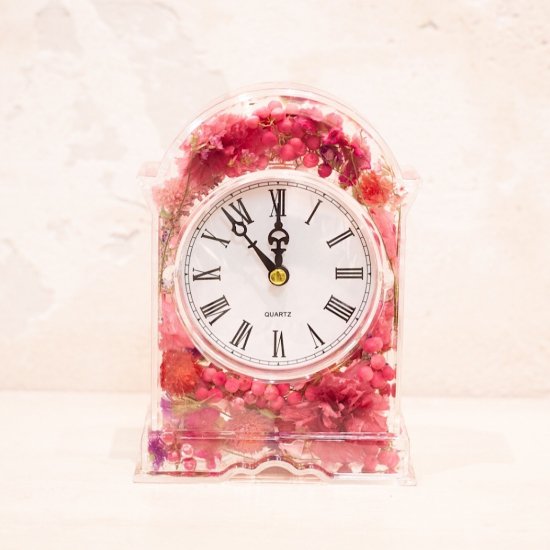 ピンクのドライフラワーを詰め込んだ固まるハーバリウム置時計