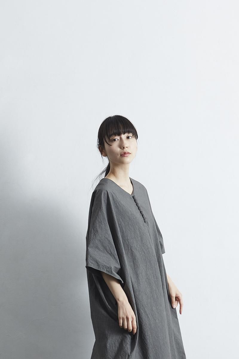 アトリエナルセ●コットンテントラインワンピース●チャコールグレー cotton TENT-LINE one-piece / charcoal - atelier naruse