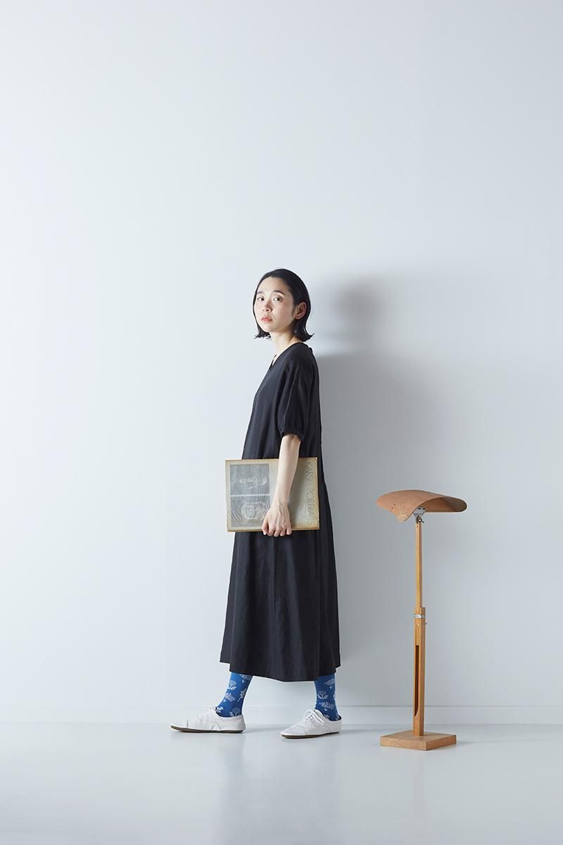 アトリエナルセ linen V neck classic one-piece linen V neck classic one-piece - atelier naruse｜Online
