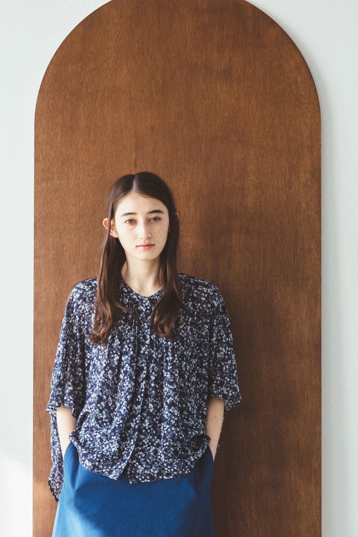 DEVEAUX print series ~mini flower~ rayon band-collar blouse - atelier naruse  | Online store