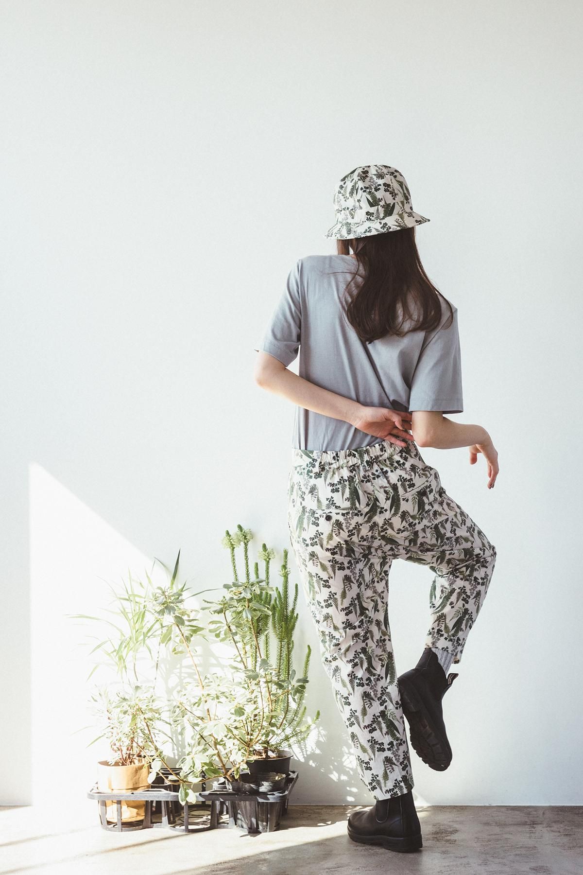お礼や感謝伝えるプチギフト DEVEAUX print pants tapered cotton ~botanical~ series パンツ