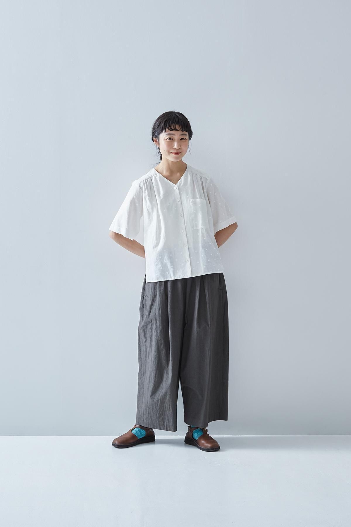 アトリエナルセ コットンリネン水玉Vネックブラウス　　新品 cotton linen ～ mizutama ～ V-neck blouse - atelier naruse