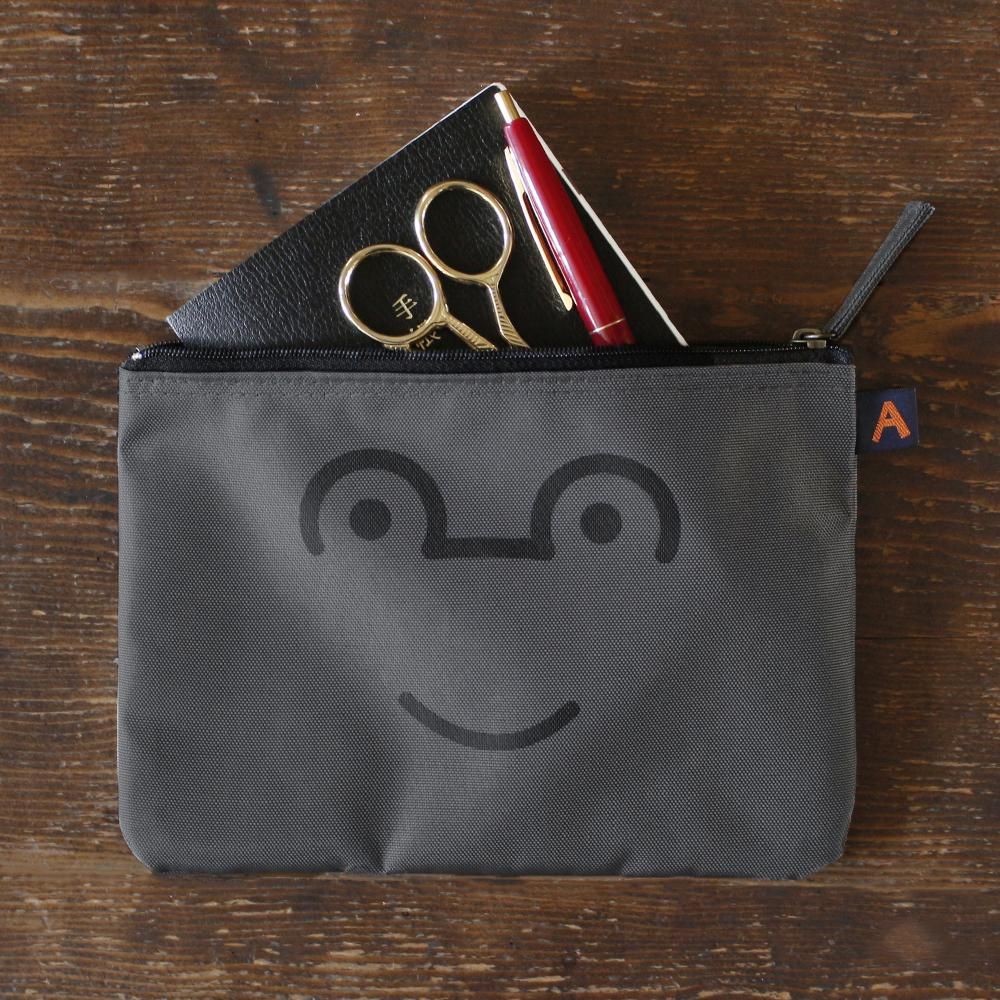 スマイル 平ポーチ（グレー） - Atsuko Matano 公式オンラインショップ